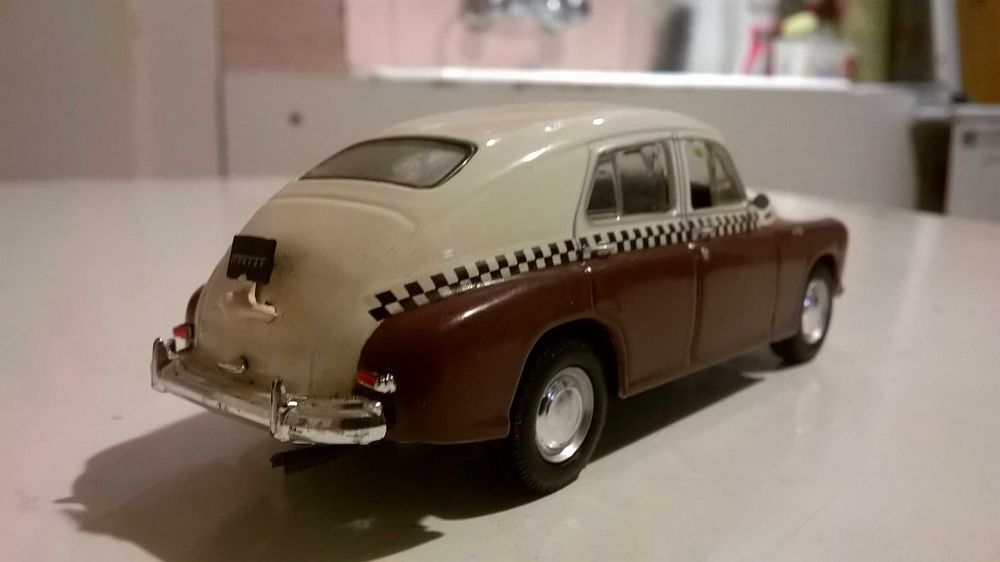 GAZ M20 POBEDA model w wersji GARBUS; skala 1:34; model metal.-plastik