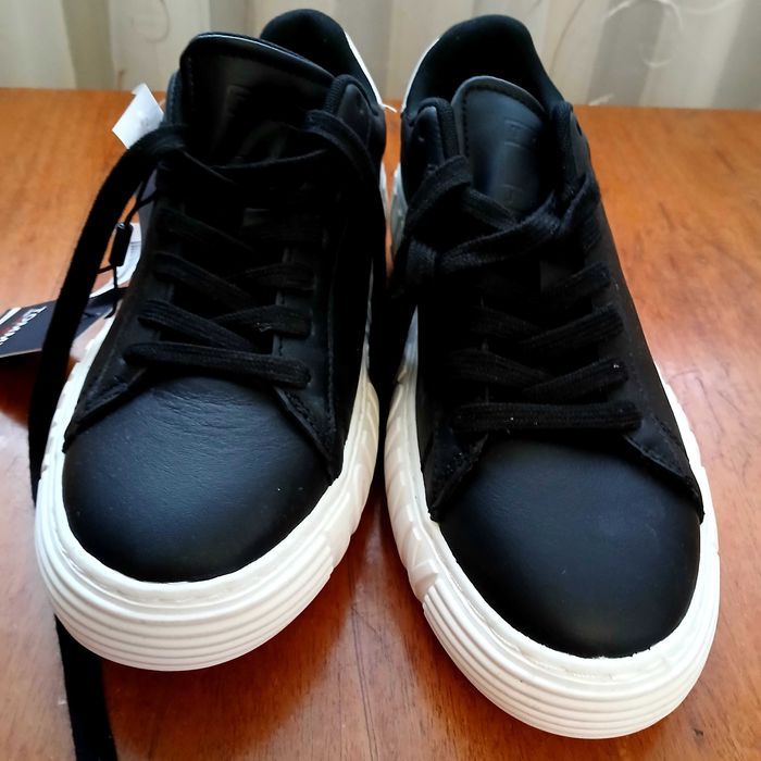 Нове жіноче взуття