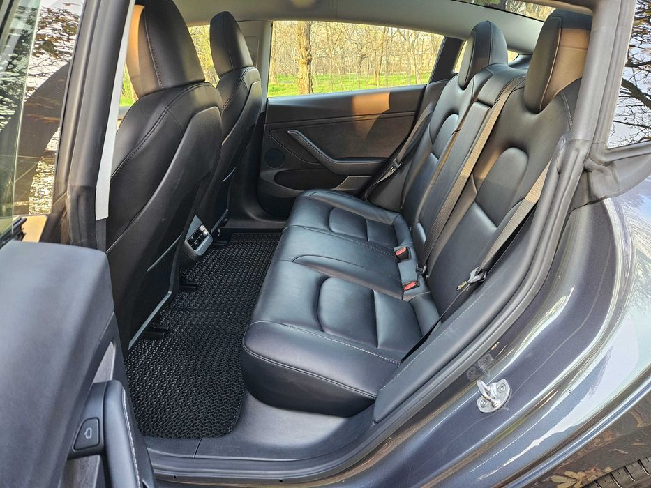 Продам Tesla Model 3  2023р. у відмінному стані