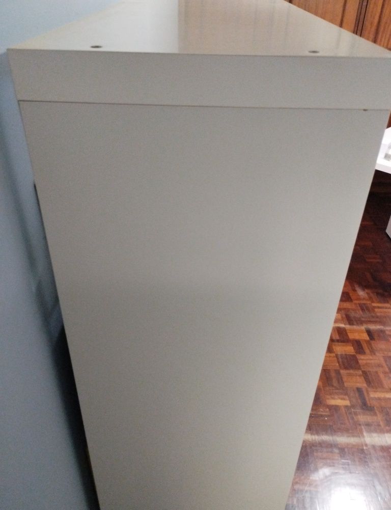 Estante branca do IKEA