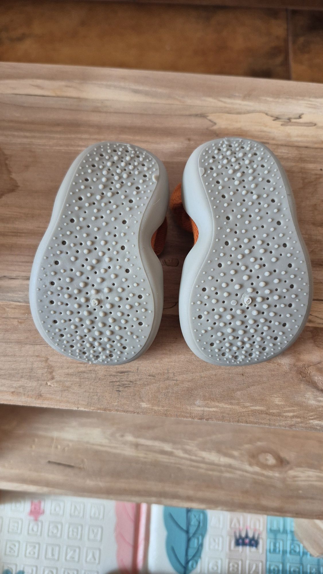 Sapato meia barefoot de bebé