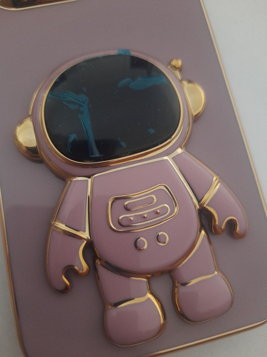 Чолхол для iPhone 14 Pro Max космонавт із підставкою, фіолетовий