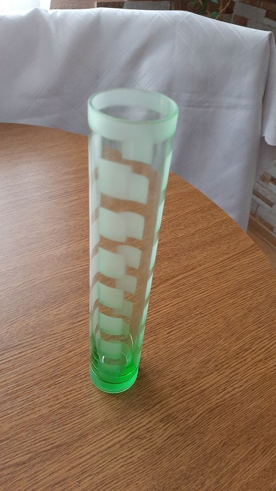 Szklany wazon PRL tuba,cylinder w kolorze uranowej zieleni.