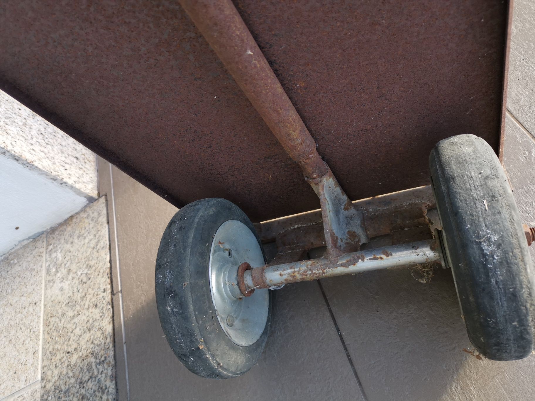 Carrinho em ferro para transporte