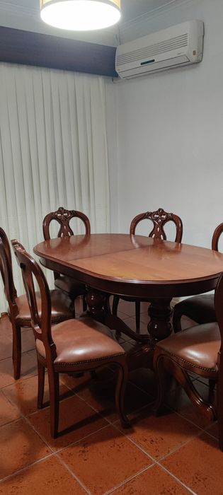 Mesa com 6 cadeiras de madeira