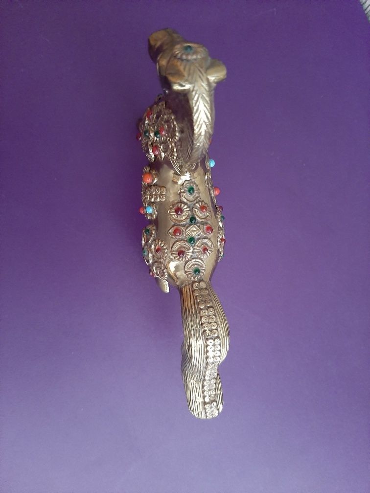Cavalo em Bronze trabalhado com pedras incrustadas.