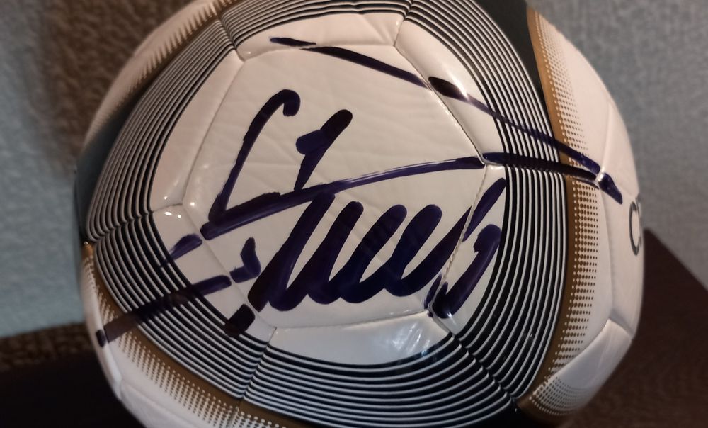 Bola autografada Cristiano Ronaldo e trofeu Euro.