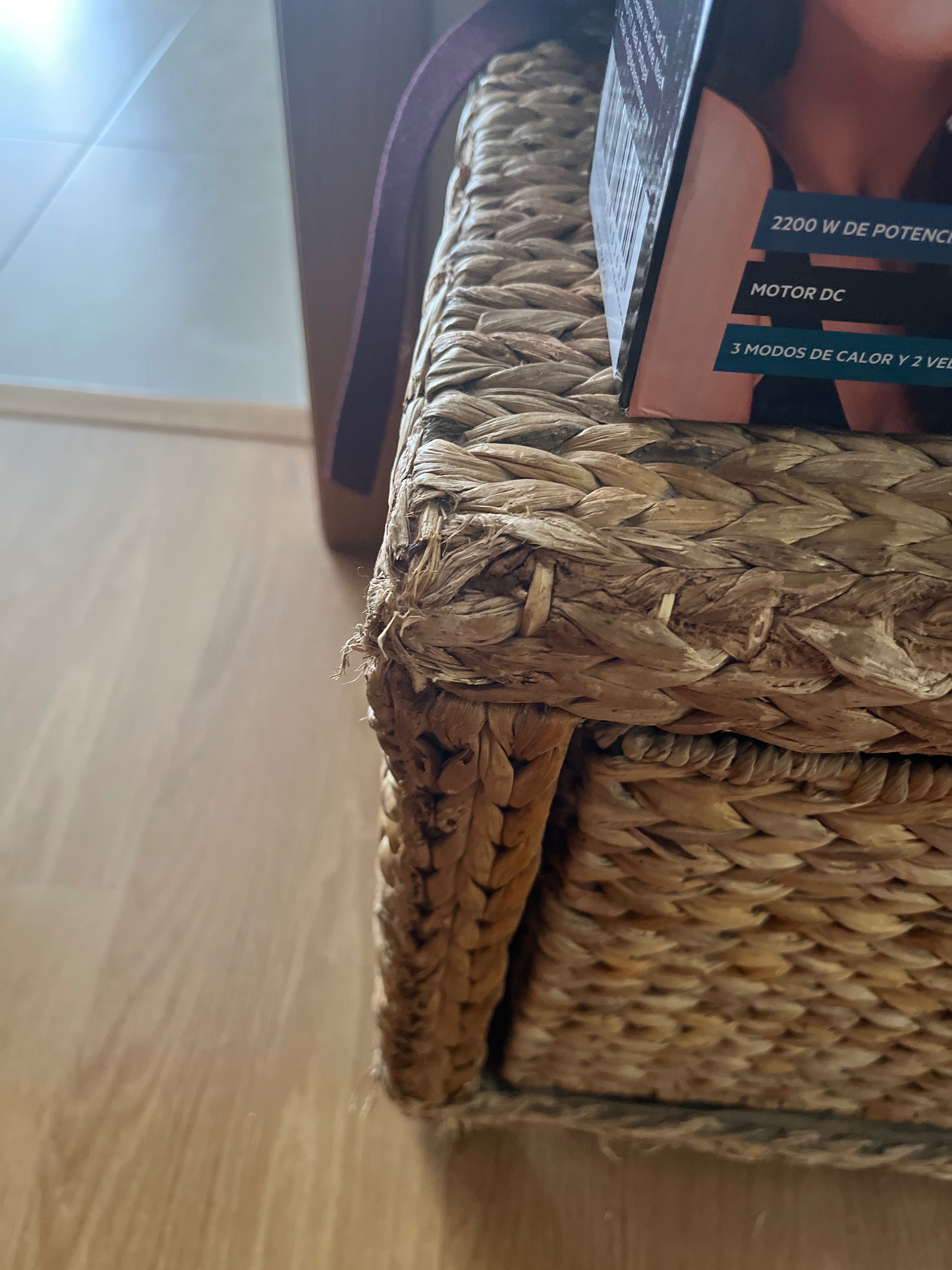 Móvel para arrumação em palha