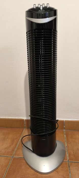 Ventilador preto em torre da AEG