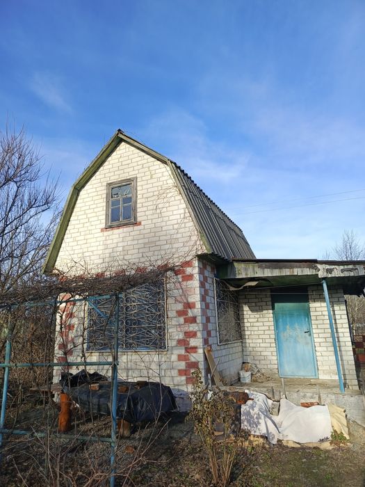 Дача ЗАЗ поряд із зупинкою.