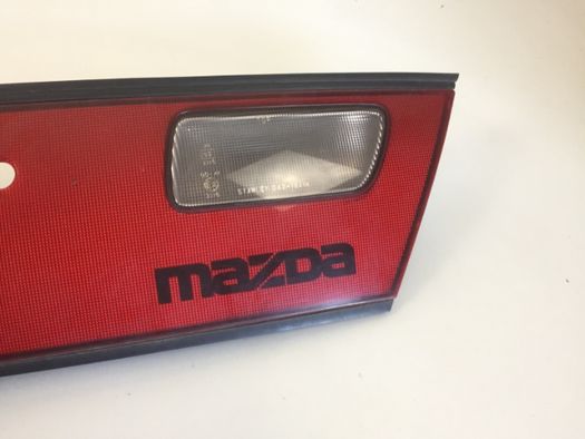 Mazda 323F BA Blenda Klapy Tył Tylnej Lampy Komplet