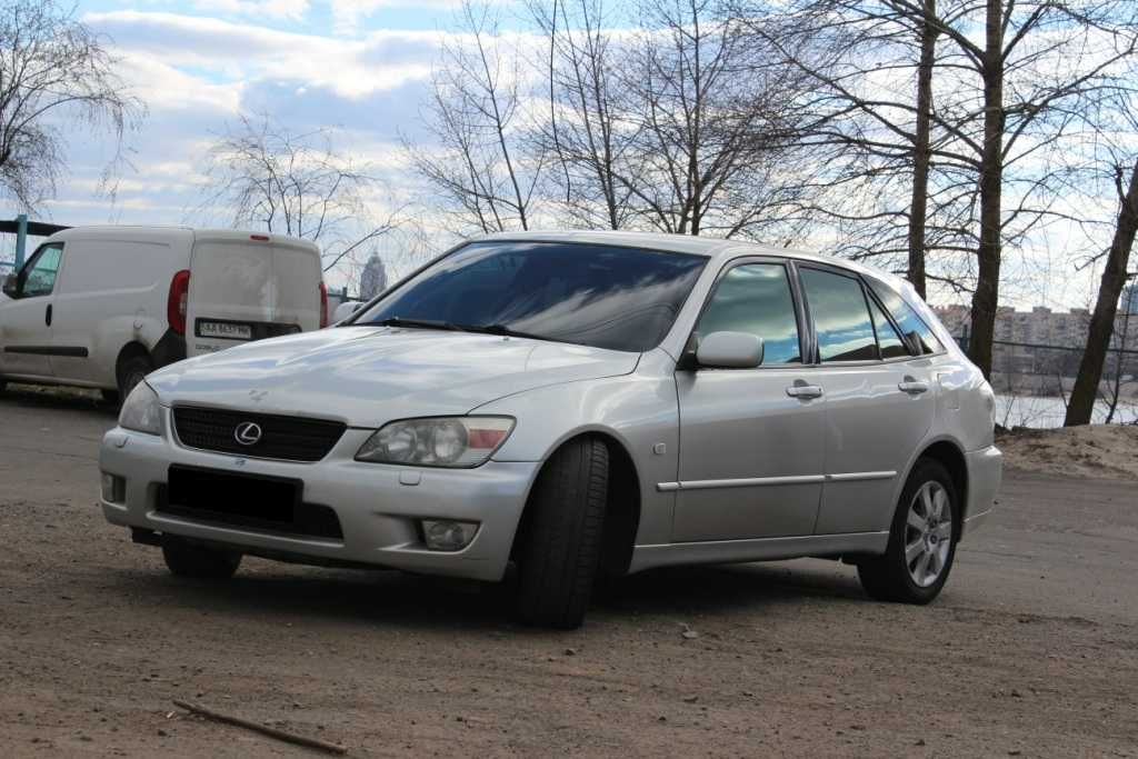 Lexus IS200 hatchback