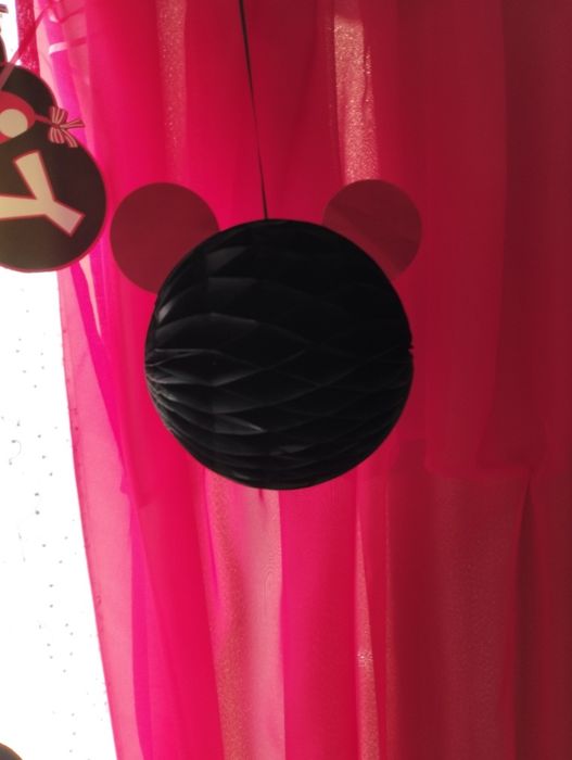 Фотозона в стиле Минни Маус, аксессуары, надпись, шары, шторы красные