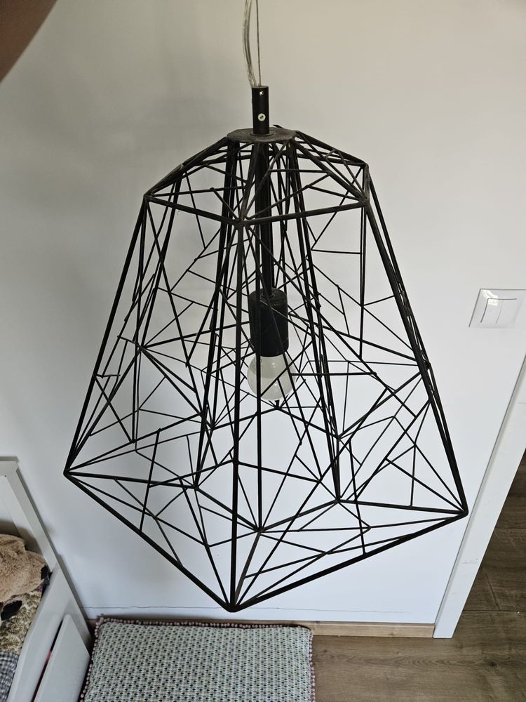 Geometryczna czarna lampa Leroy Merlin