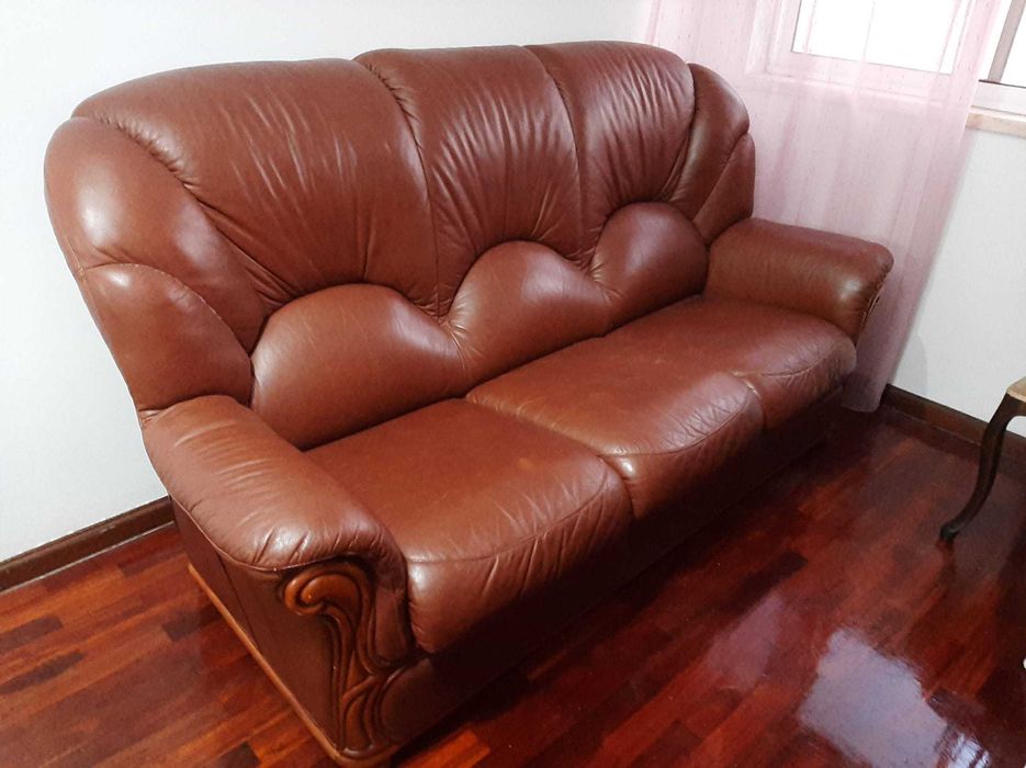 Sofá em pele castanha