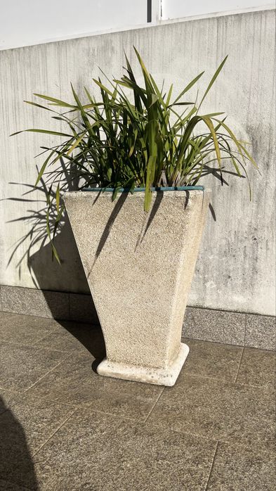 Vaso quadrado em pedra – excelente estado