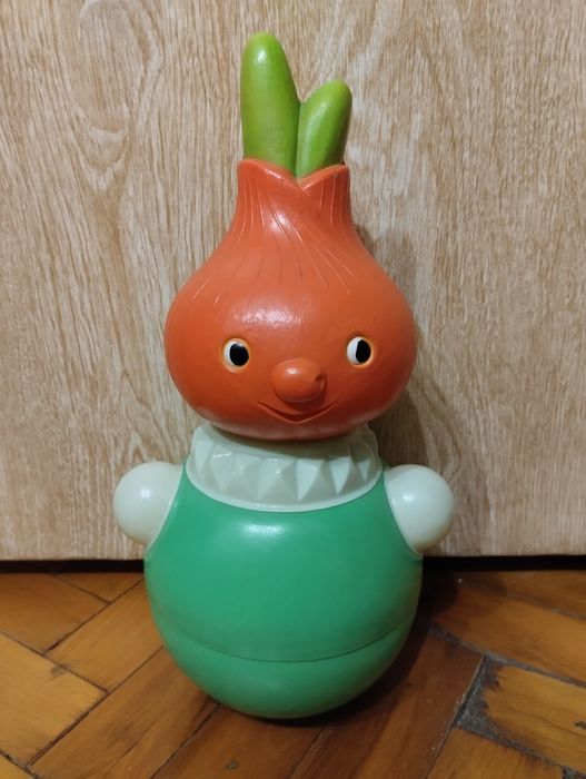 Неваляшка. Чеполино. Высота около 32 см. Б/У. Состояние очень хорошее.