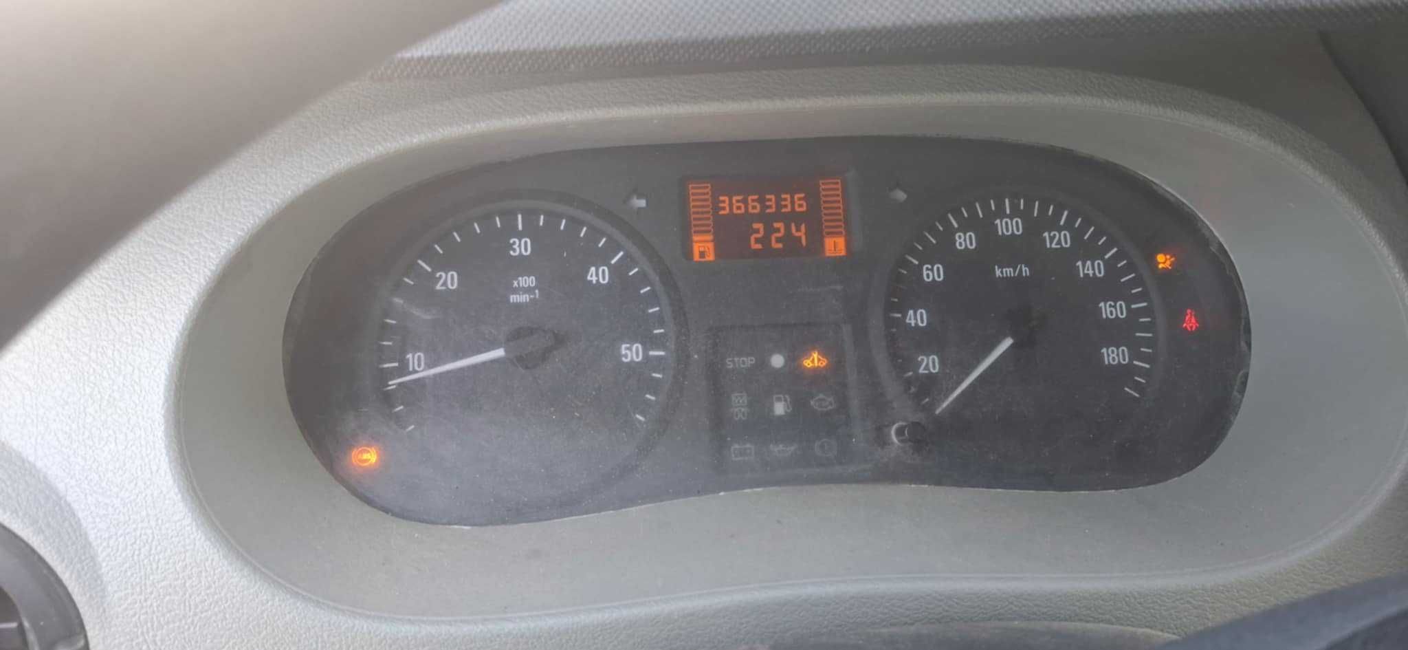 do sprzedania  Opel Mpvano 2004  silnik 2,5 pojemności