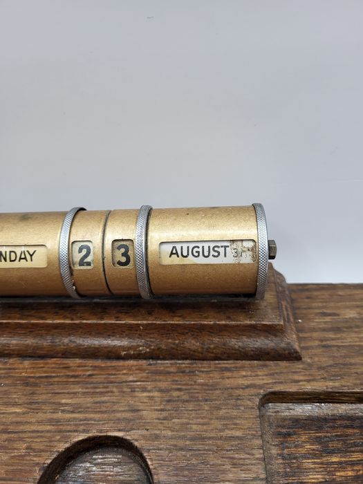 Stary, wieczny kalendarz z kałamarzami