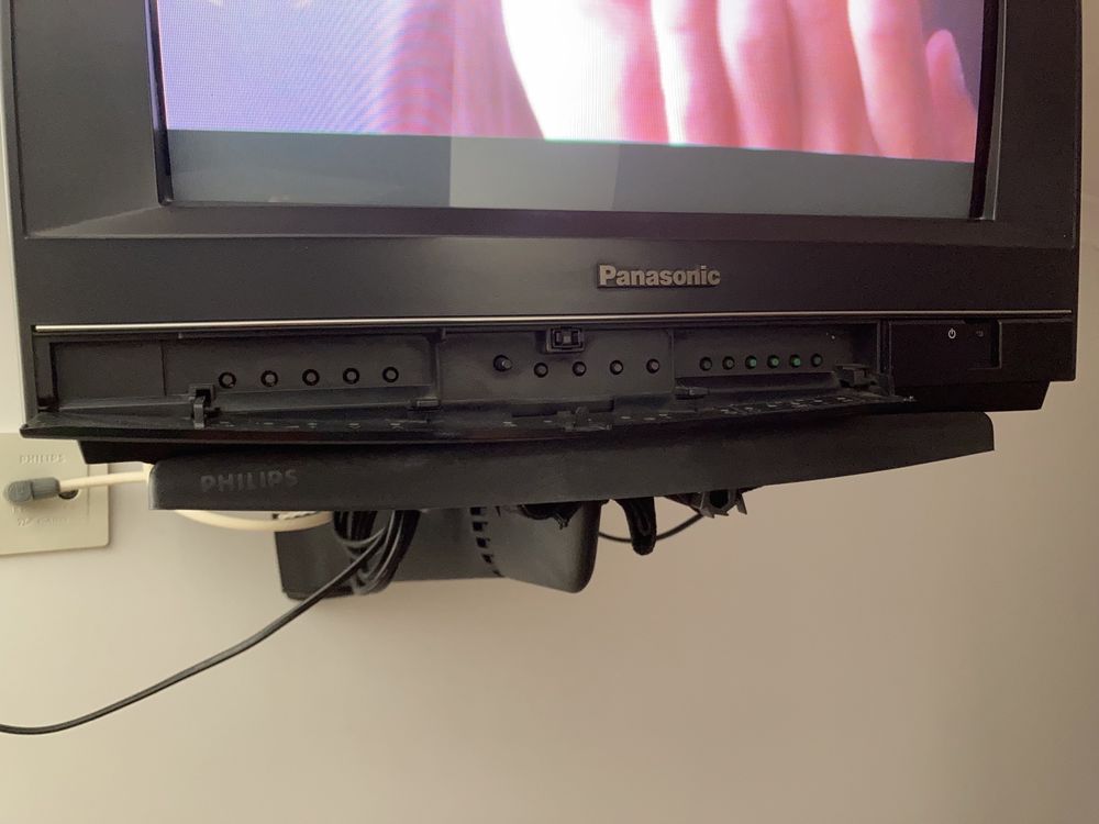 Televisão antiga Panasonic com suporte de parede