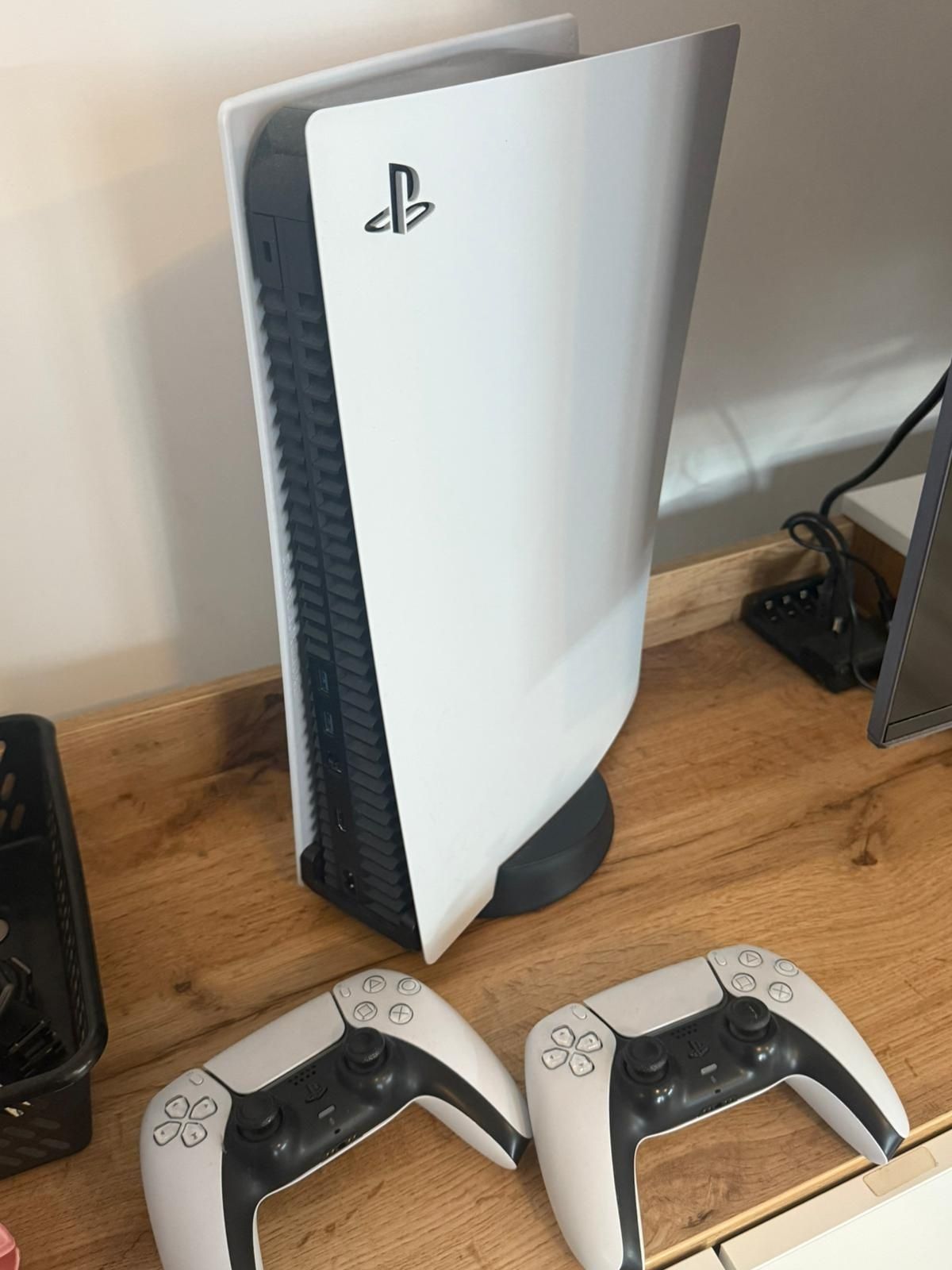 Konsola PlayStation 5 z napędem + 2 pady + gwarancja