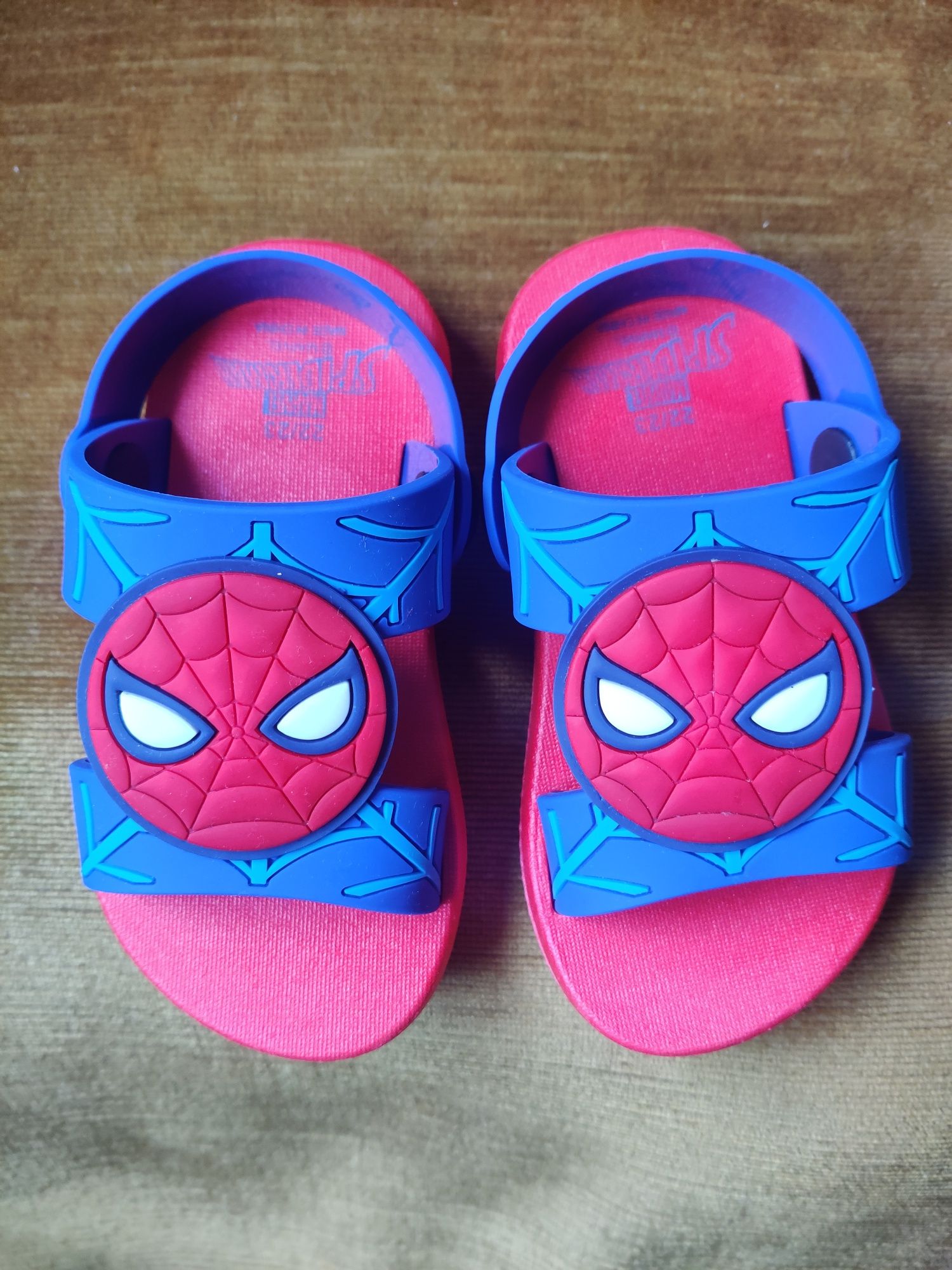 Sandálias para natação bebê n°22/23 Homem-Aranha, como novos.