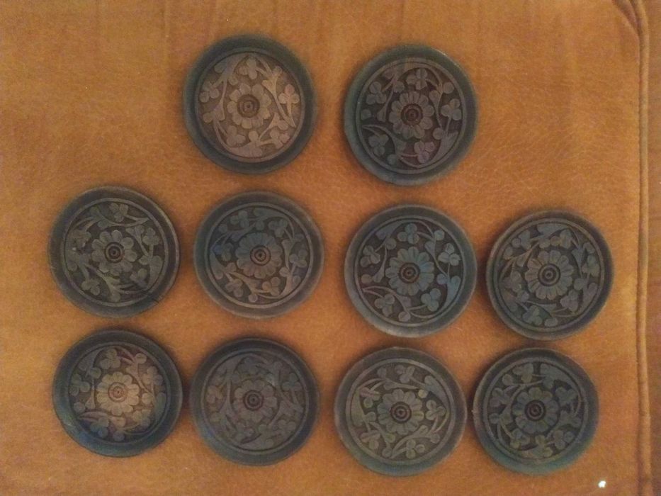 Vários acessórios e peças decorativas rústicas de cozinha e refeição