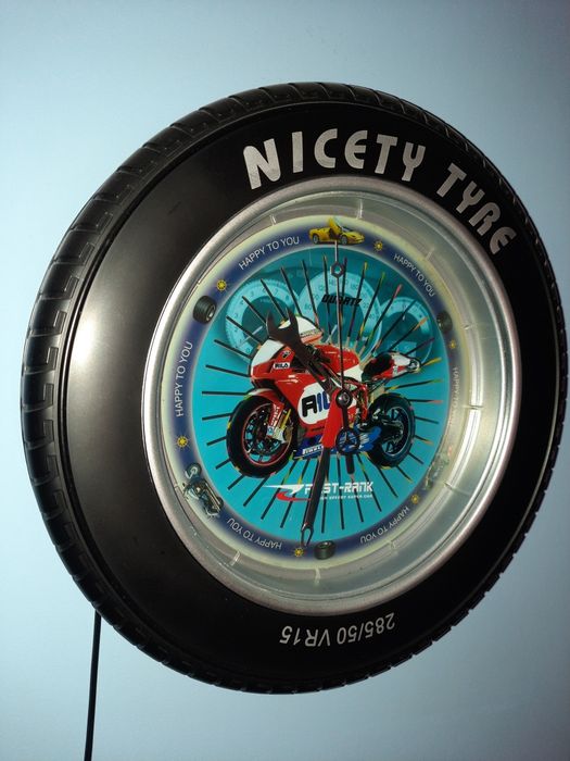 Zegar ścienny koło samochodowe dla chłopca podświetlane
