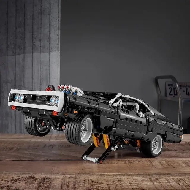 Конструктор лего Technic Dodge Charger Доминика Торетто на 1077 детале