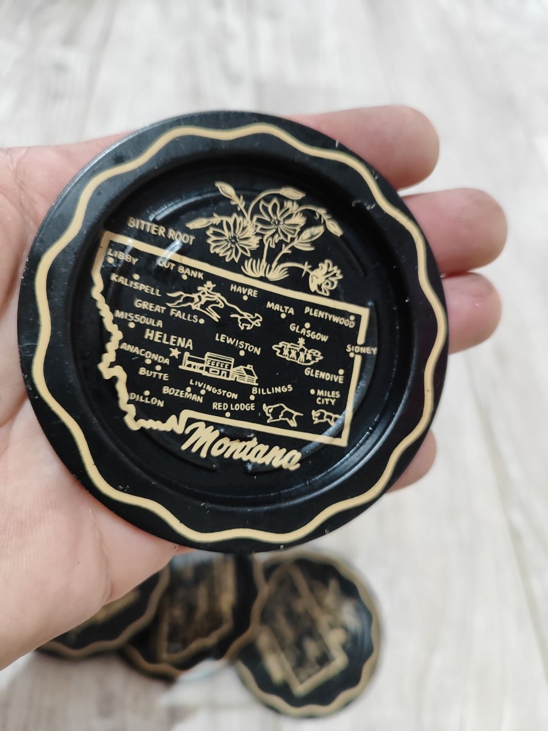 Podkładki tacki metalowe vintage Montana