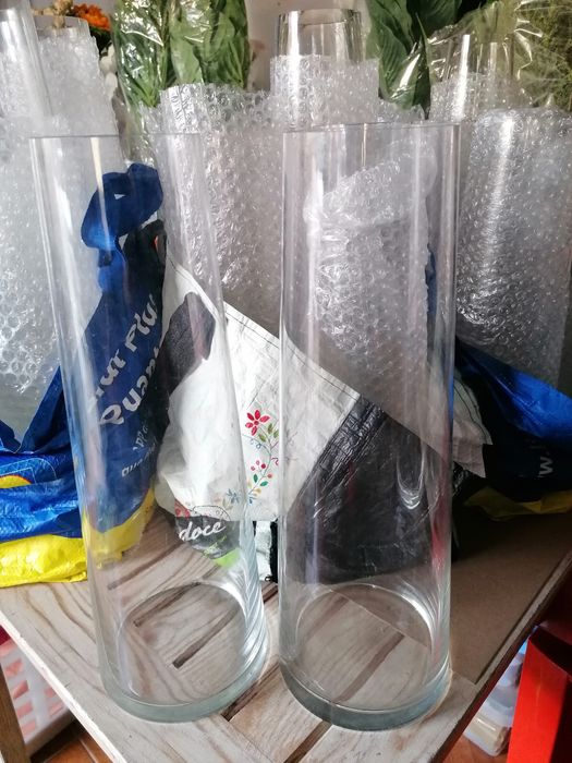 Várias jarras altas em vidro e vários tamanhos
