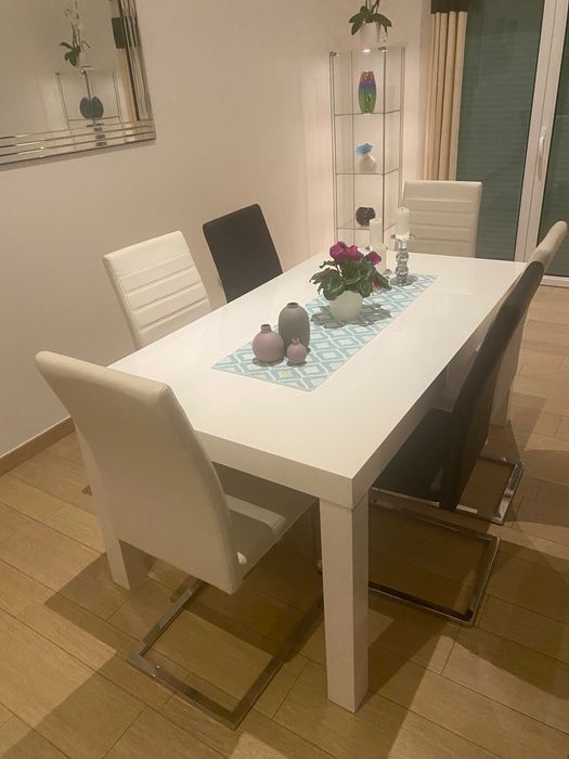 Mesa de jantar de alto brilho e 4 cadeiras