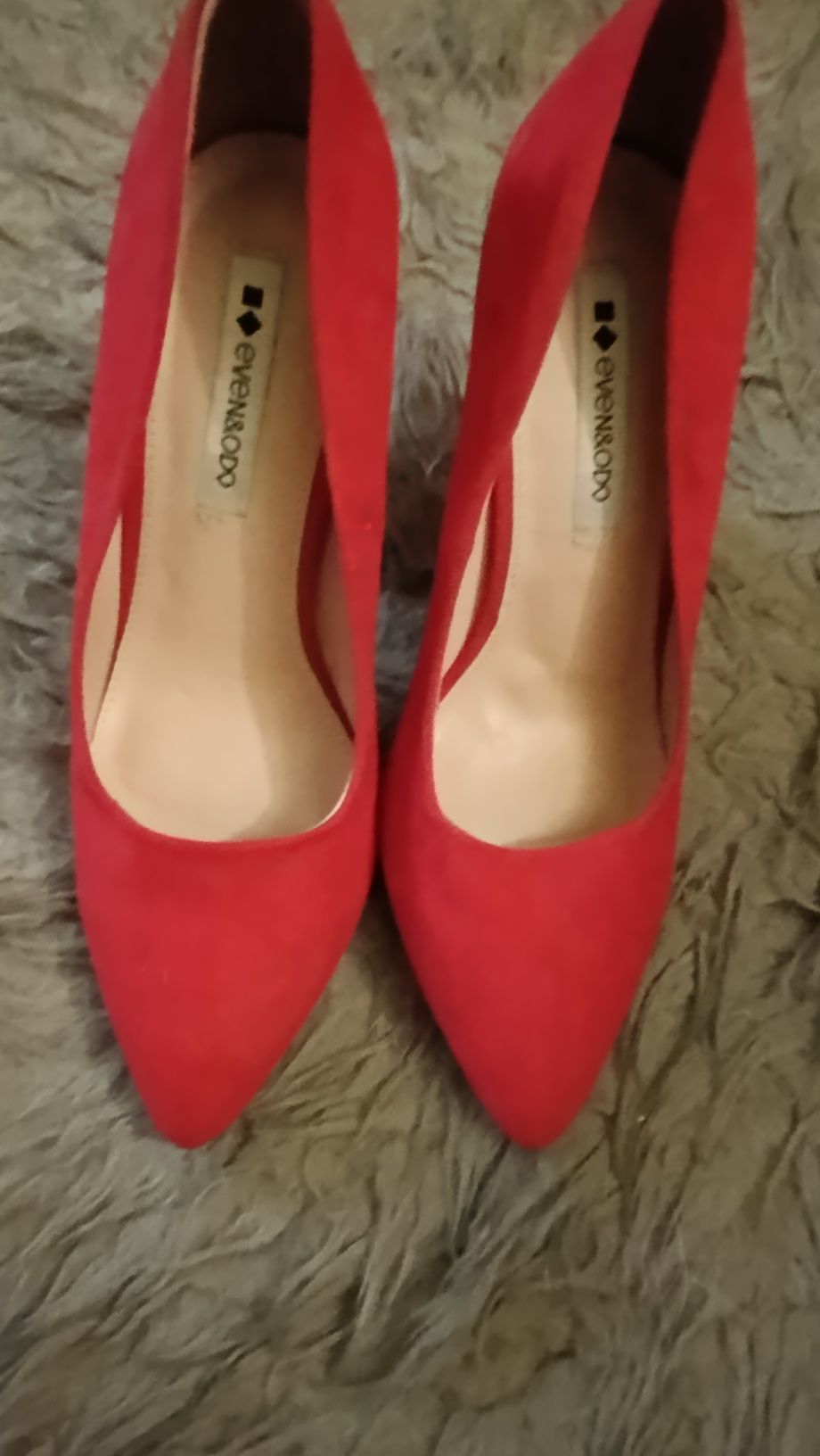 Czerwone buty na koturnie