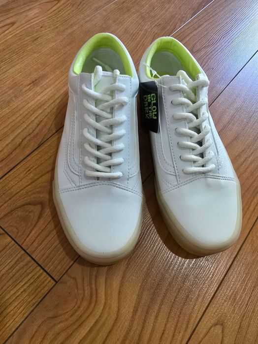 Vans em couro baixas Old skool unissexo! Sola fosforescente!