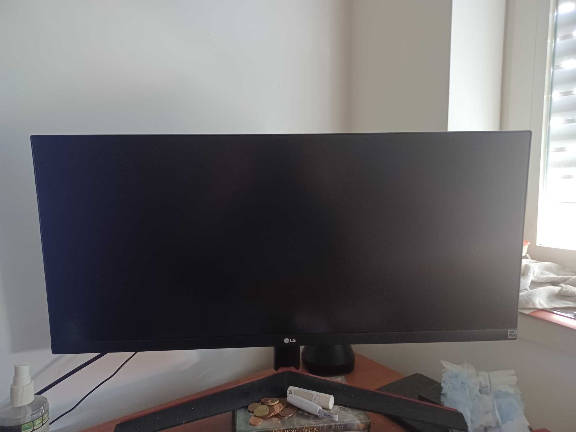 Monitor 27" ultra wide ultra HD