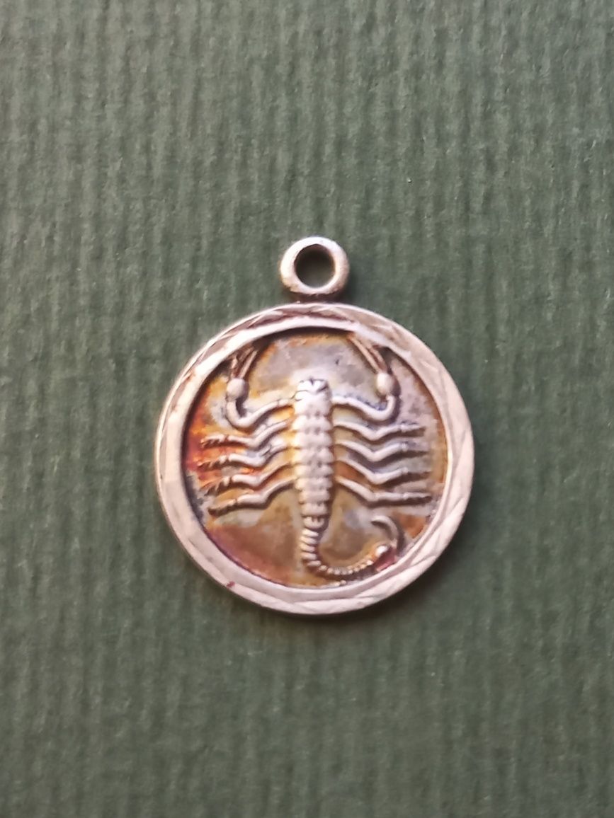 Srebrna zawieszka ( przywieszka) - znak zodiaku - skorpion