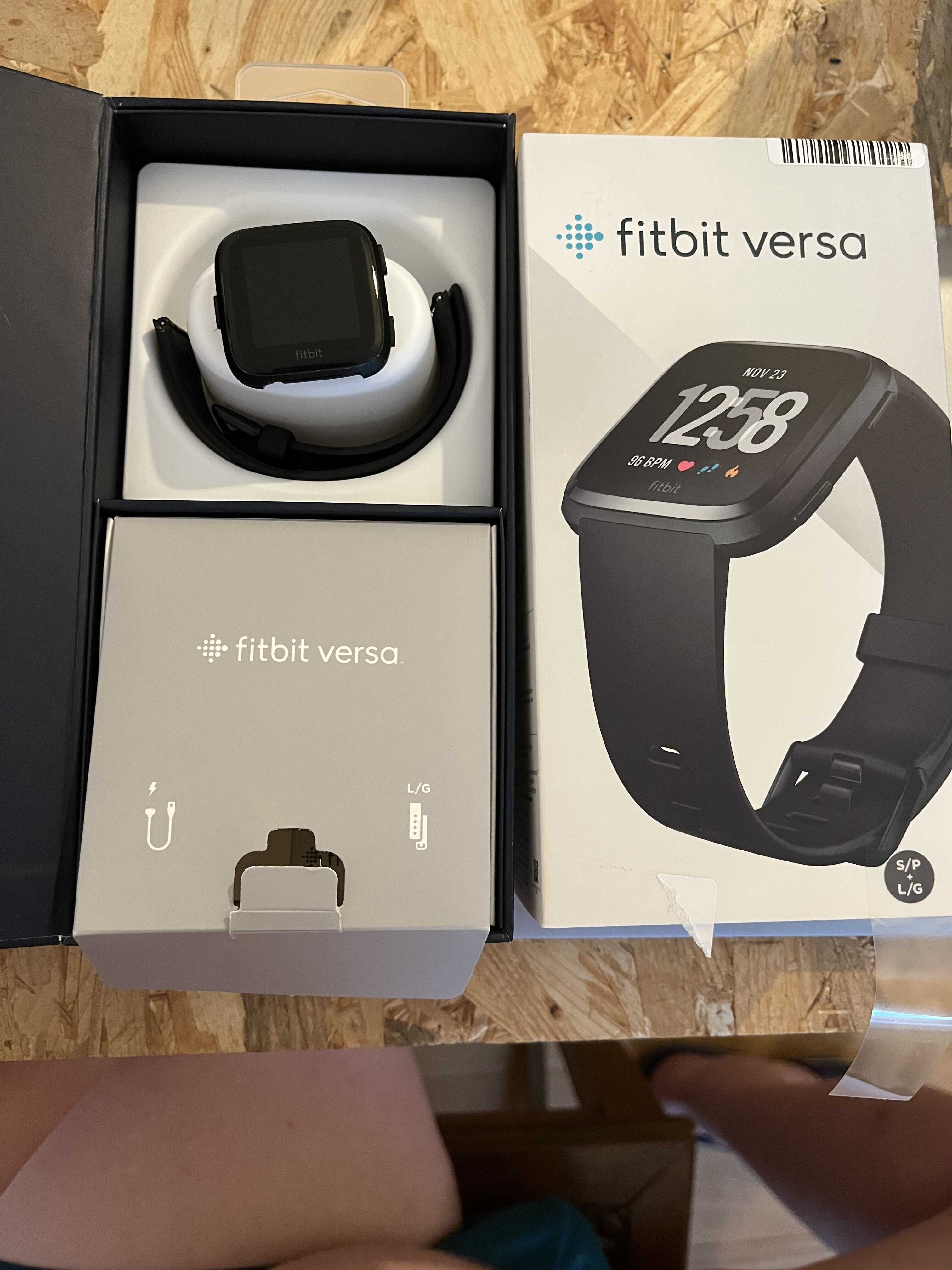 Терміново Смарт-годинник Fitbit Versa Black
