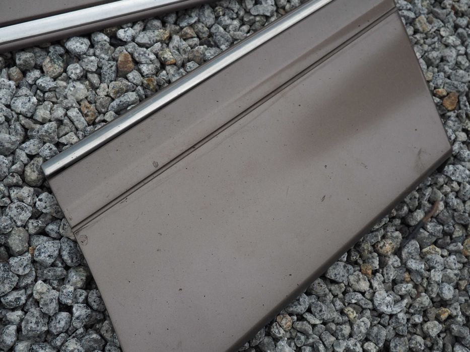 Listwy błotnika przód mercedes W126 2 seria