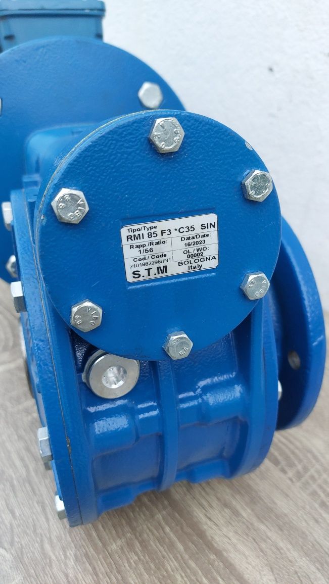 Motor Novo com redutor 35 voltas minuto trifásico