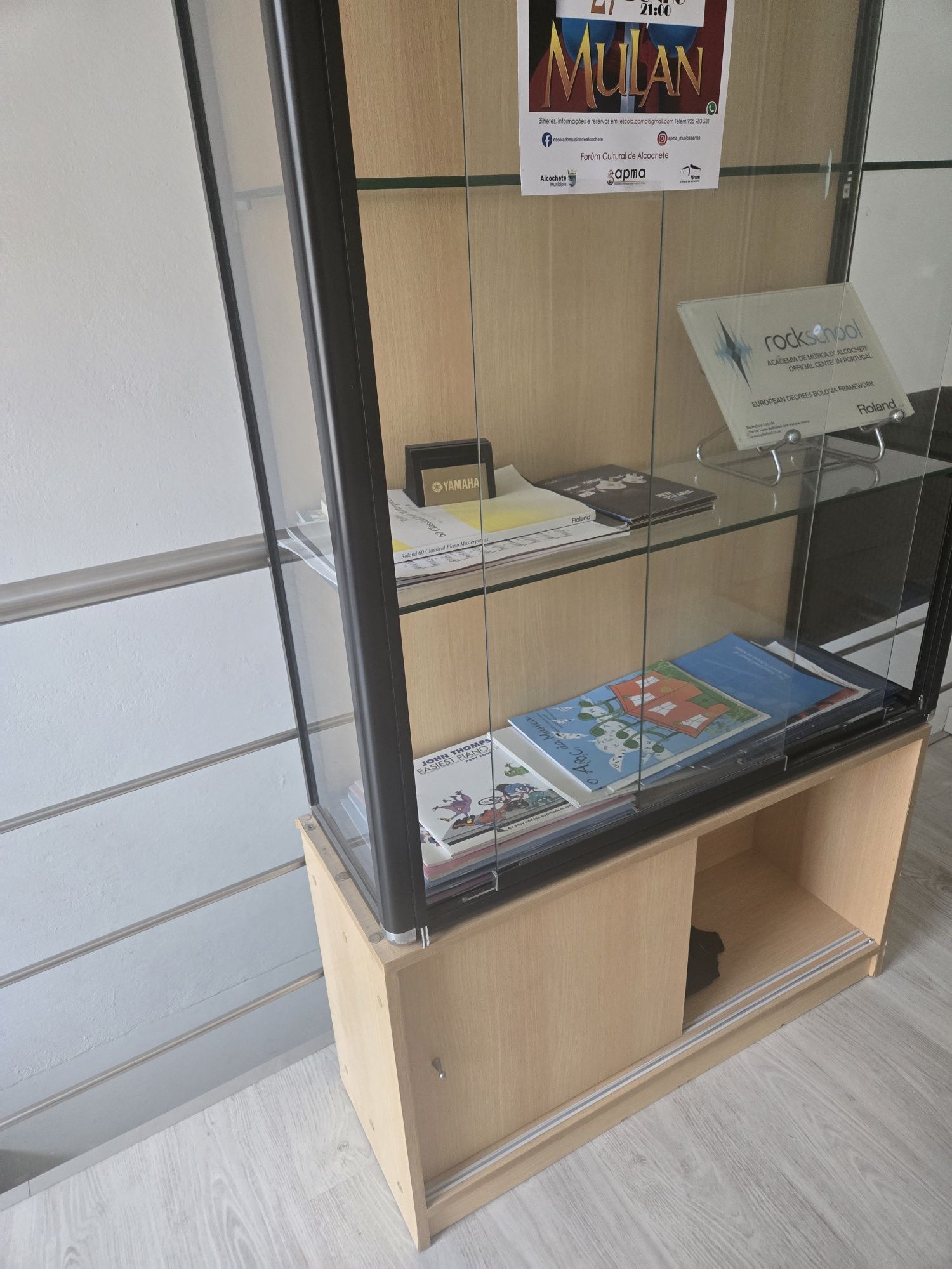 Vitrine com móvel de apoio