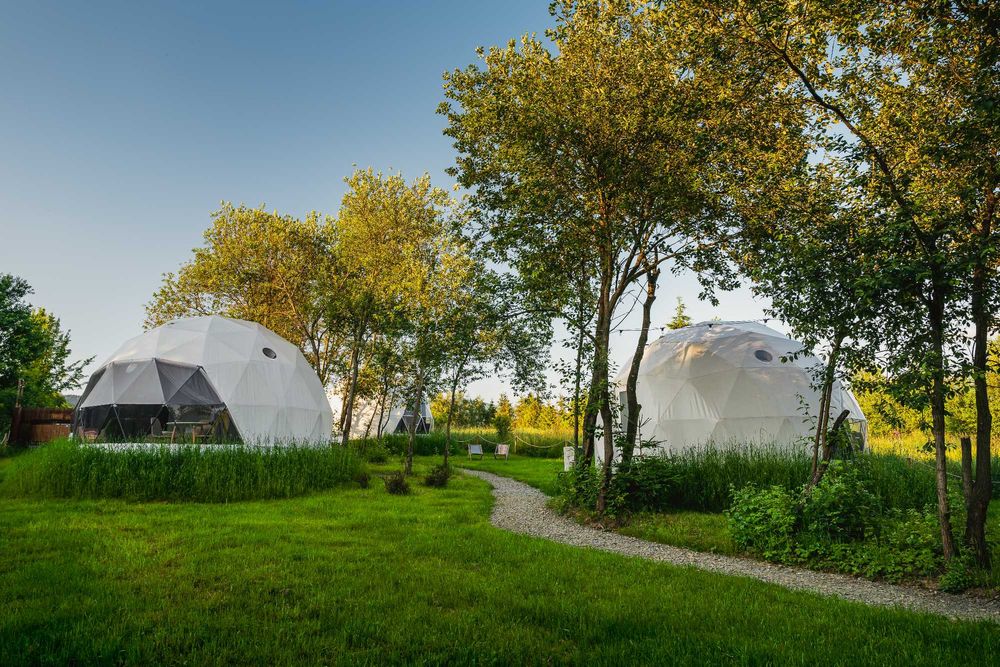 Glamping z jacuzzi nad jeziorem czorsztyńskim. Domki kopułowe, kominek