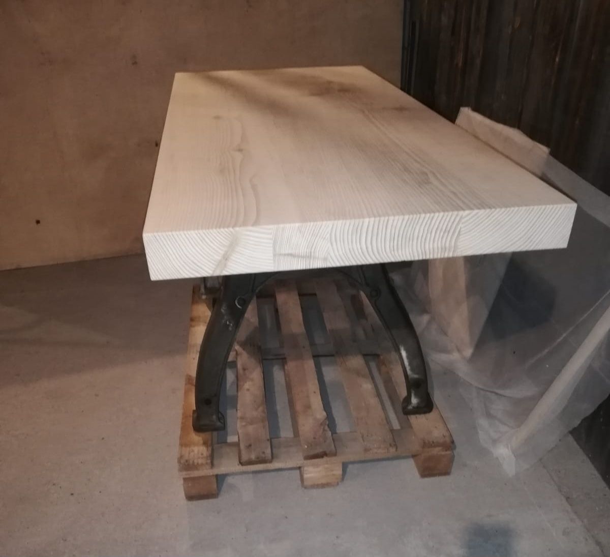 Stół Loft  z drewnianym blatem (jodła 9cm) na żeliwnej podstawie