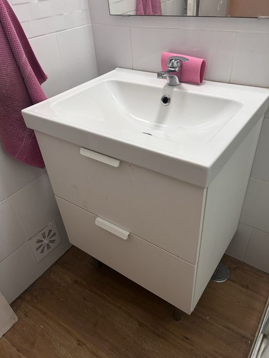 Móvel de casa de banho com lavatório e torneira – bom estado