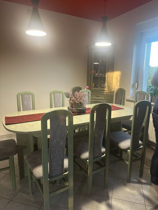 Jadalnia zestaw stół z krzesłami i komoda