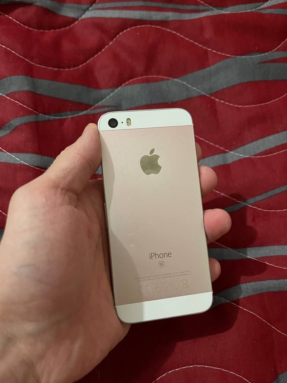 Продам iPhone SE 2016
