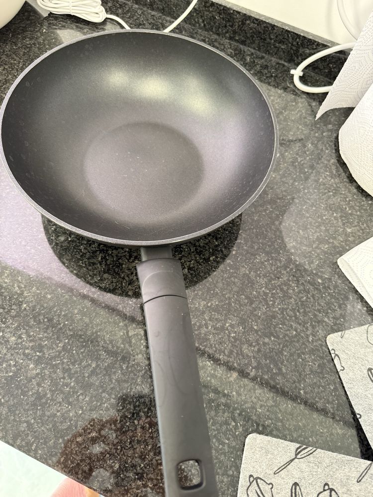 3 frigideiras, 1 grelhador, 1 Wok