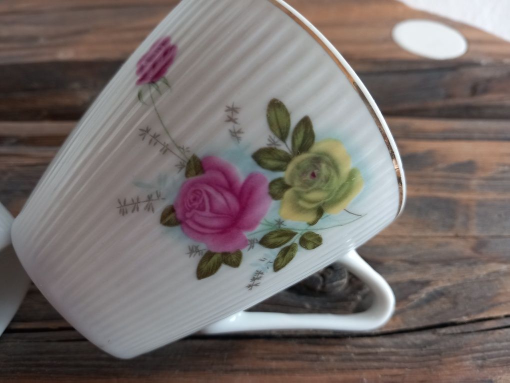 Porcelanowe filiżanki z różanym motywem.