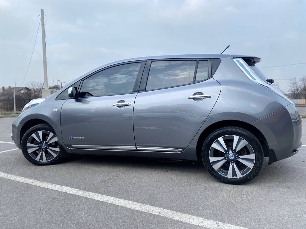 Продам Nissan Leaf.