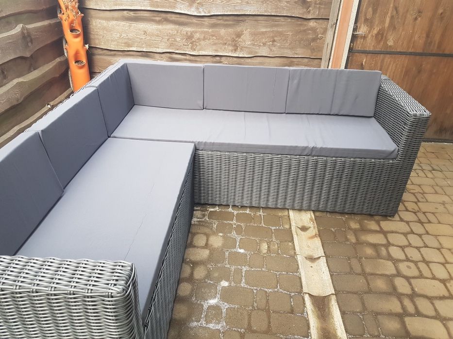 Куточок із іскуственного ротангу Лофтз