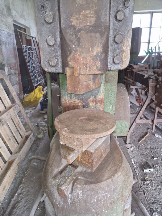 Młot kowalski resorowy